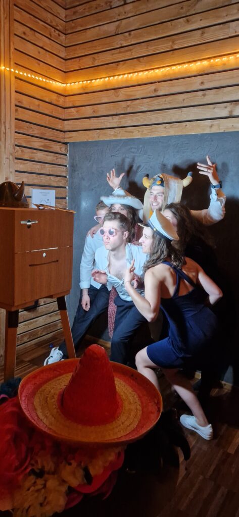 Invités qui posent devant le photobooth Pixoon, un sombrero au premier plan