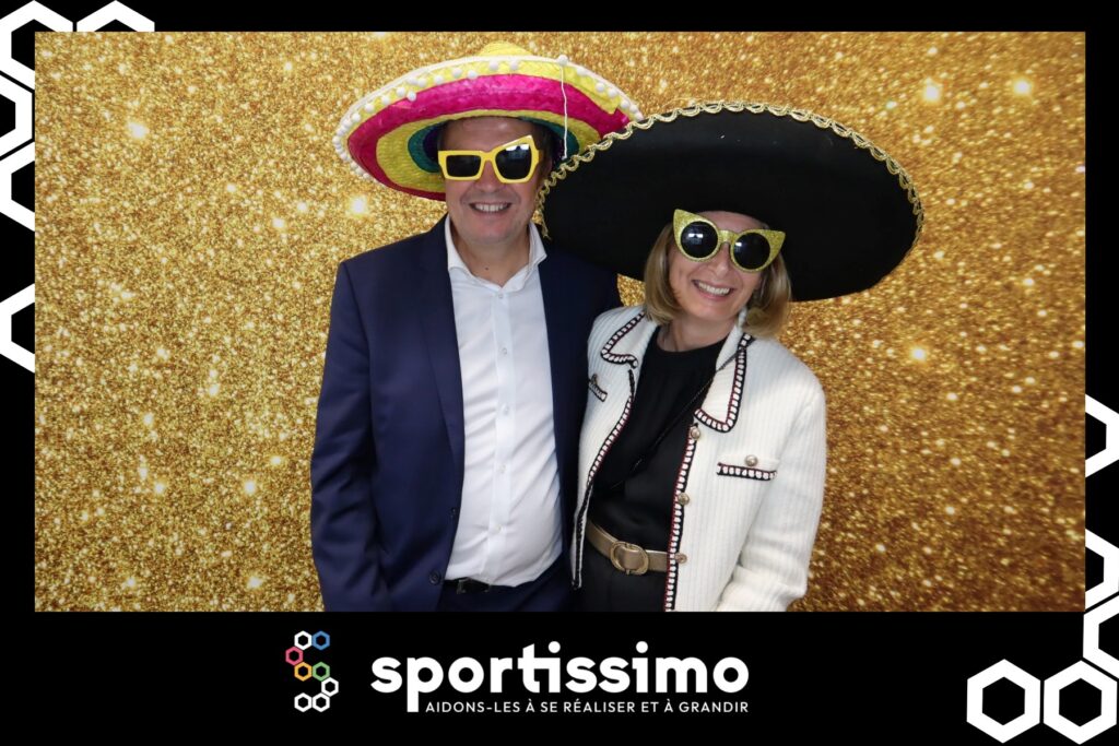 Deux invités en sombrero devant le fond à paillettes dorées