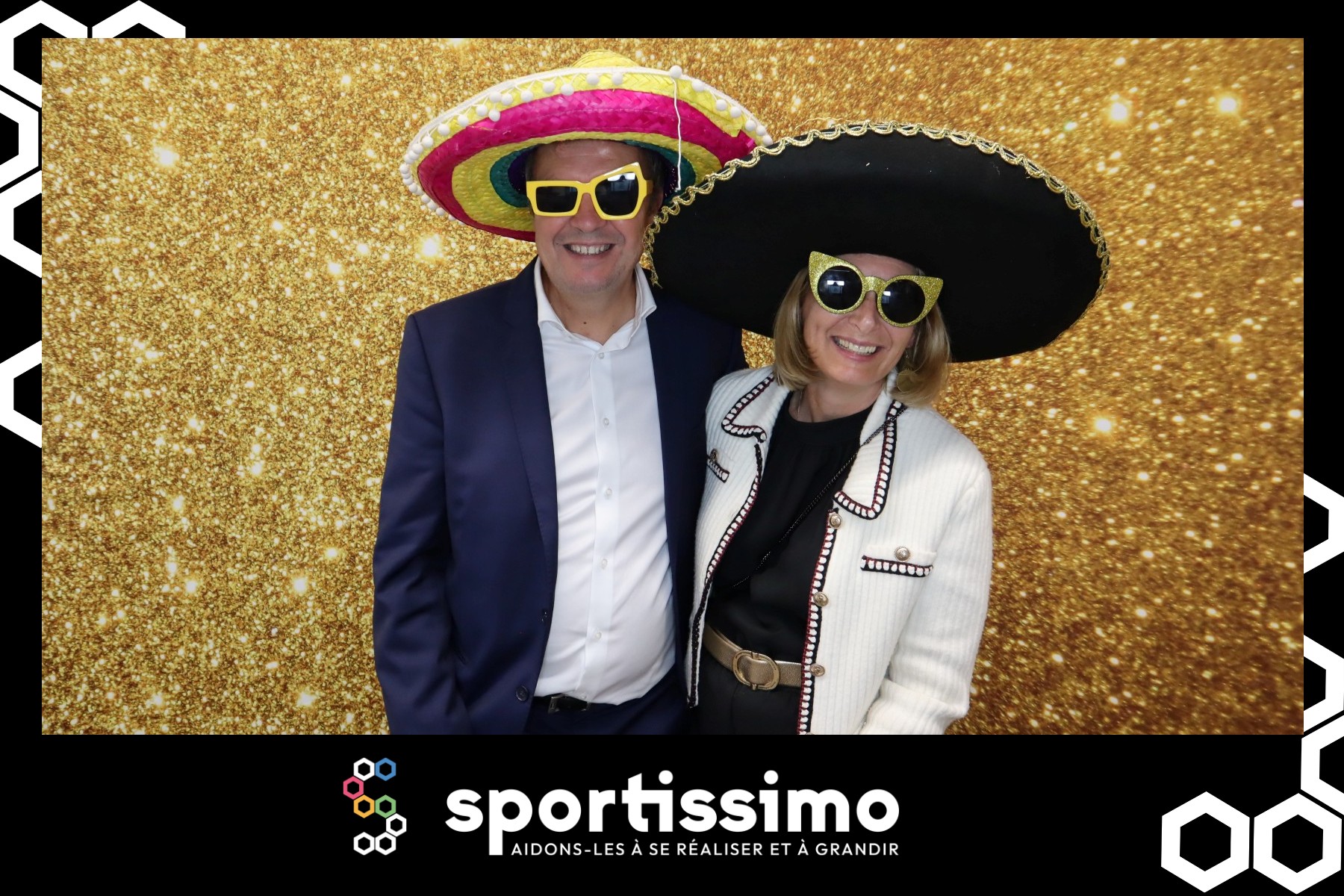 FTirage photobooth avec fond à paillettes et bandeau personnalisé Tirage du photobooth Pixoon : deux invités en sombreros et lunettes de soleil sur un fond doré à paillettes, avec un bandeau personnalisé aux couleurs de l’organisateur